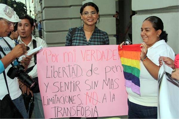 diane rodriguez activita LGBTI pide cita a presidente correa
