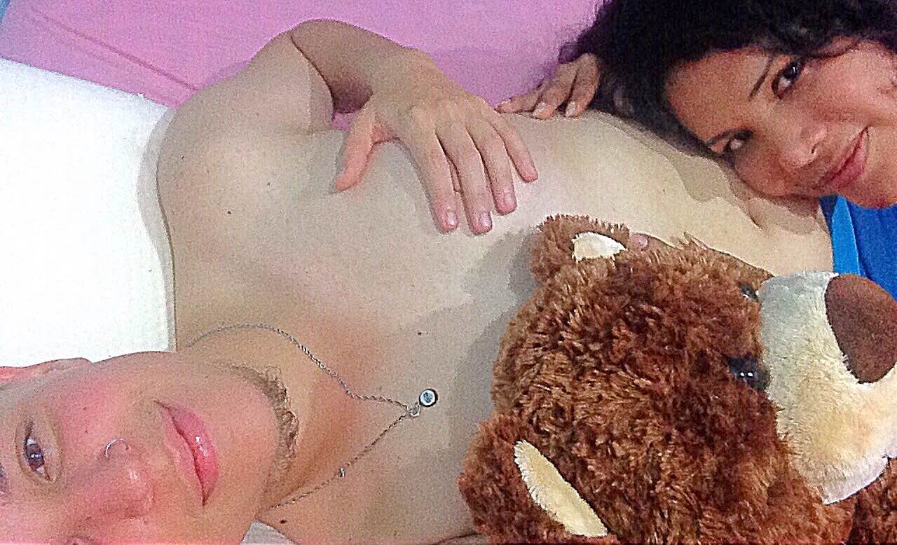 Diane Rodríguez y Fernando Machado escuchando el embarazo