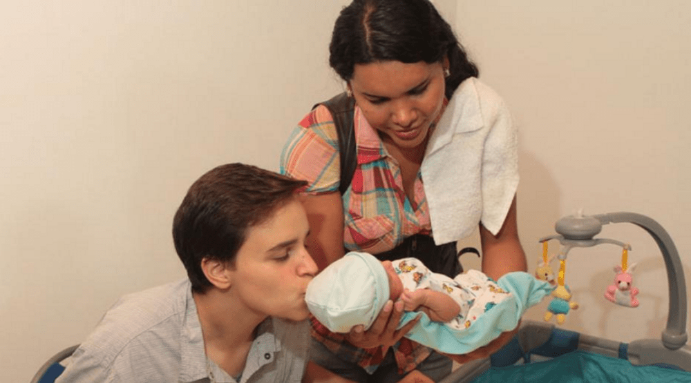 Activistas transexuales Diane Rodriguez y Fernando Machado se convirtieron en padres Diane carga a su hijo mientras fernando lo besa