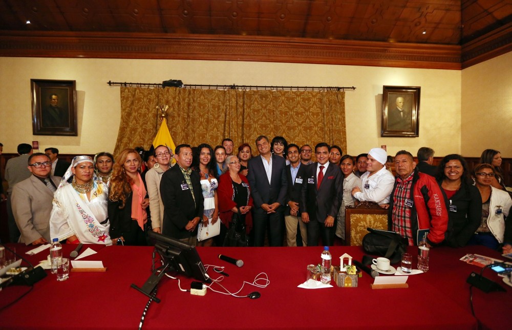 Rafael Correa junto a Diane Rodriguez y la Federación Ecuatoriana de Organizaciones LGBTI