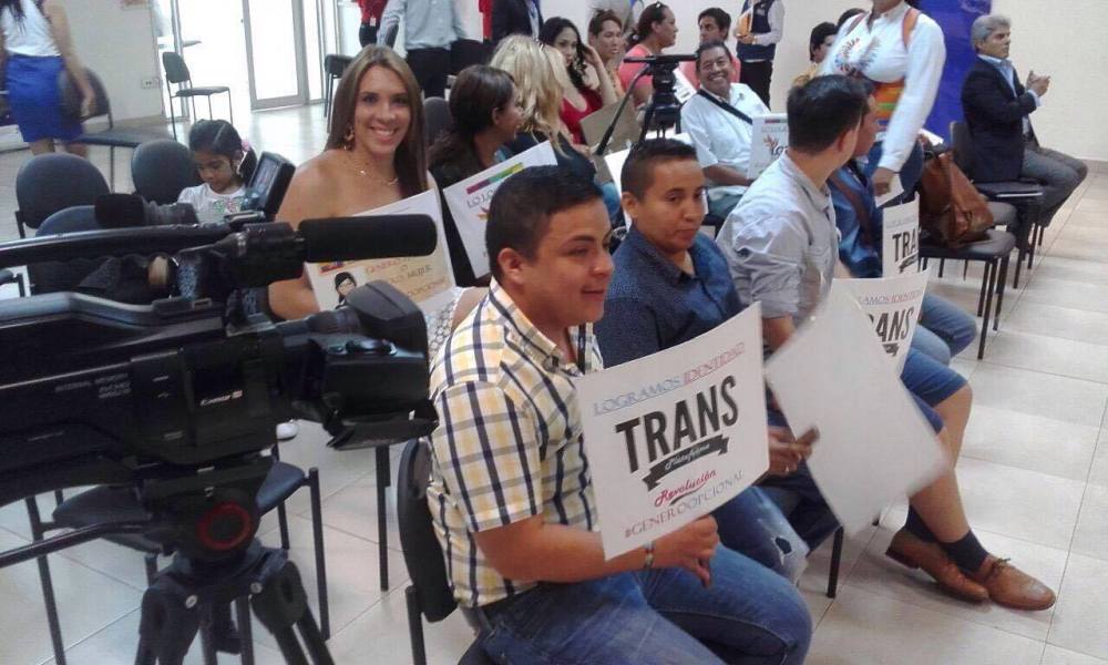Transexuales logran la sustitución de sexo por genero en la cedula en Ecuador (13)