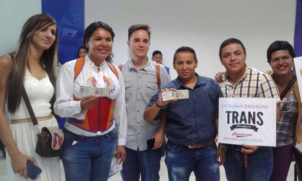 Transexuales logran la sustitución de sexo por genero en la cedula en Ecuador (16)