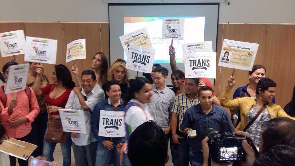 Transexuales logran la sustitución de sexo por genero en la cedula en Ecuador (22)