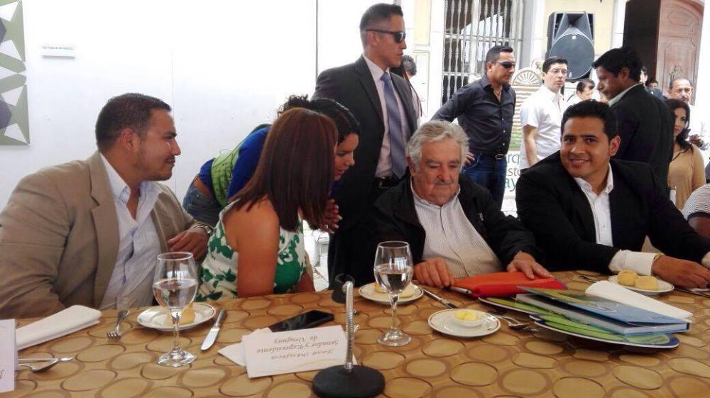 diane-rodriguez-hace-entrega-simbolica-de-la-bandera-de-la-comunidad-lgbti-a-pepe-mujica