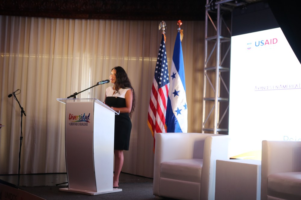 defensora de derechos humanos y activista transgenero diane rodriguez en el foro de diversidad en honduras lgbt (2)
