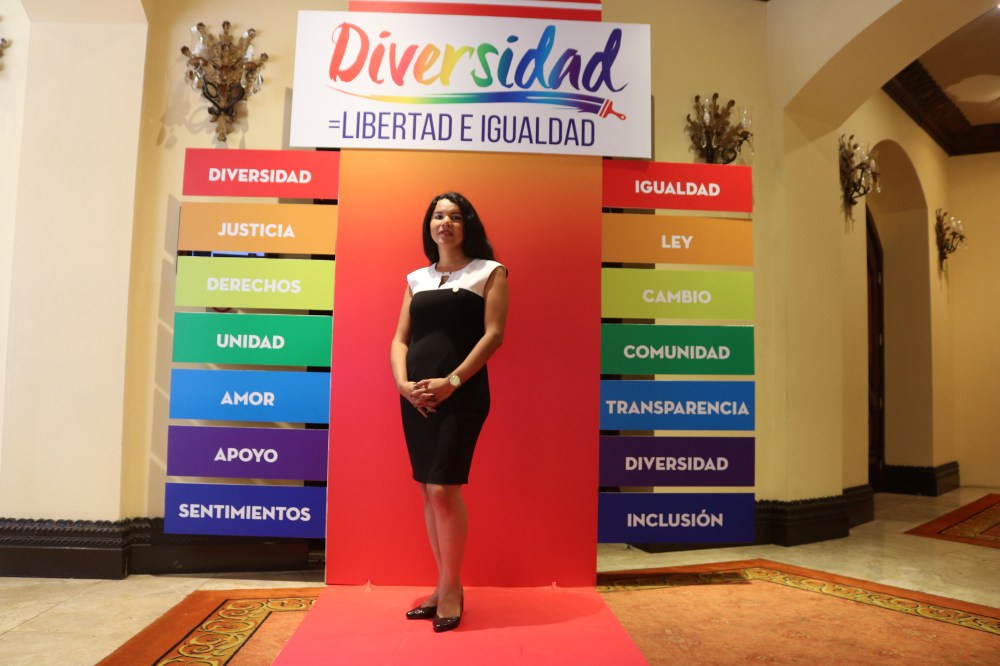 defensora de derechos humanos y activista transgenero diane rodriguez en el foro de diversidad en honduras lgbt (4)
